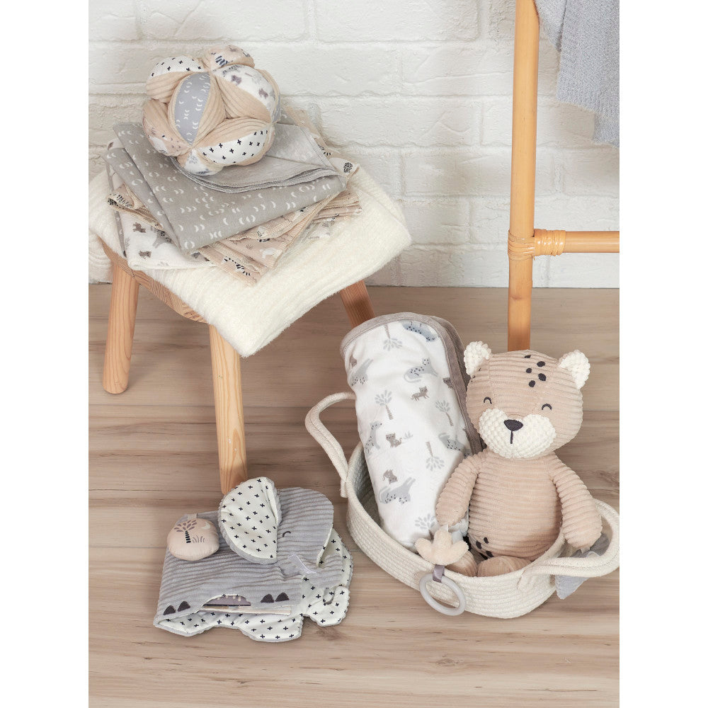 Modern Moments by Gerber Baby Neutral Safari 2 Ply Printed Blanket, lifestyle photo 1